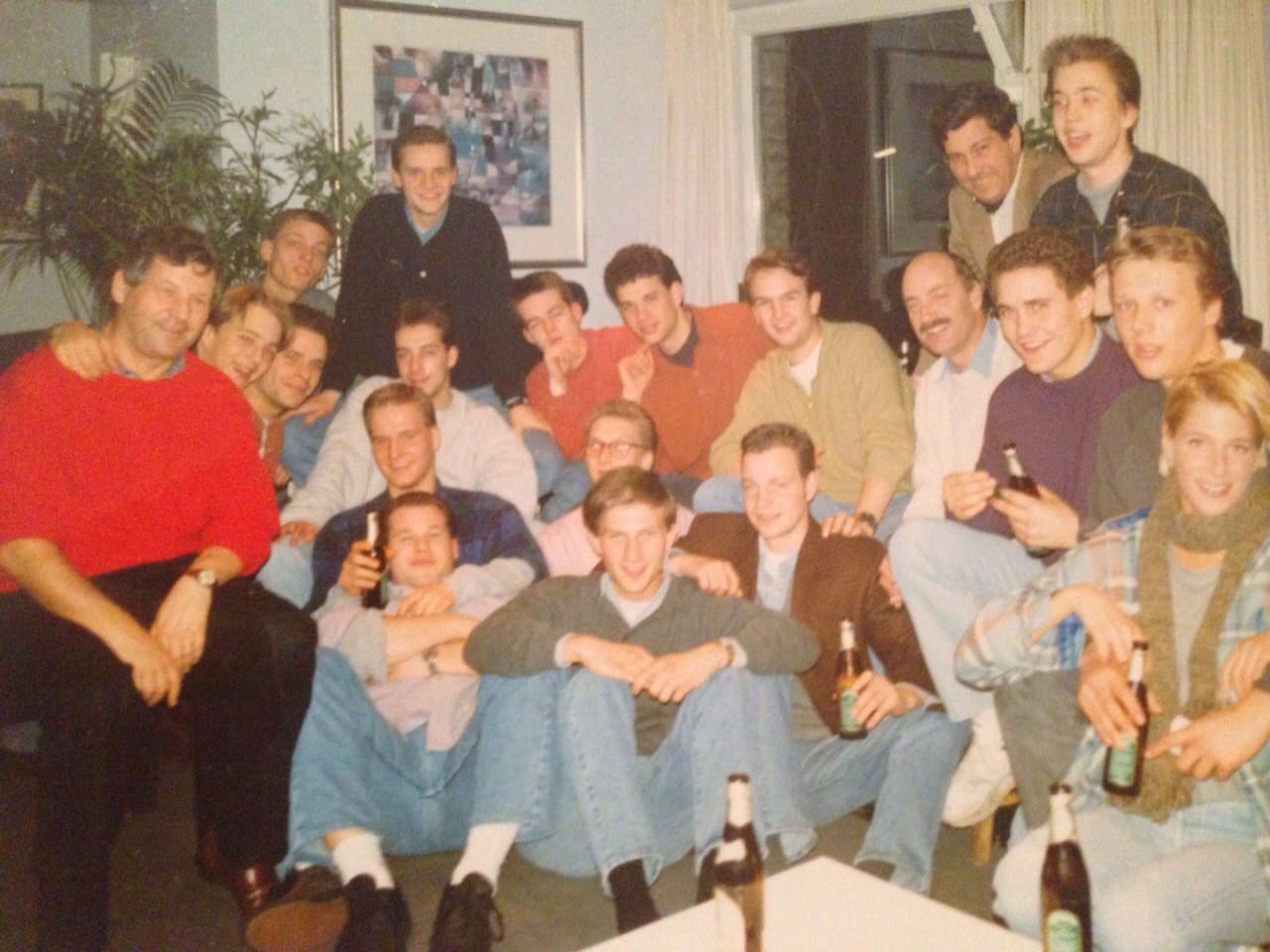 Gruppenfoto der Teilnehmer des ersten Väter & Söhne Skat-Turniers 1992